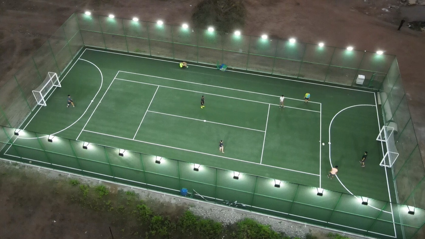Campo da calcio illuminato di sera, pronto per la ripresa
