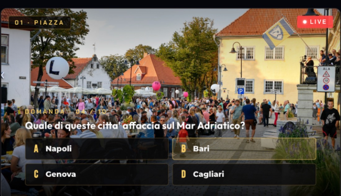 Gioco a quiz in piazza con la domanda a schermo
